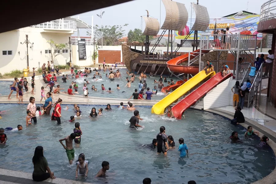 Pengunjung memadati wahana kolam renang di wisata Pemandian Sekarsari. (Sofan Kurniawan/JPRM) - Image
