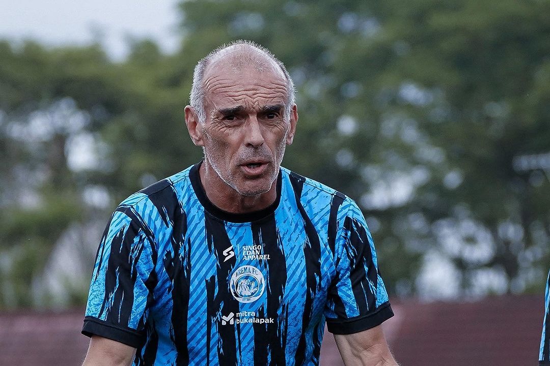 Pelatih Arema FC, Fernando Valente. (IG/aremafcofficial) - Image