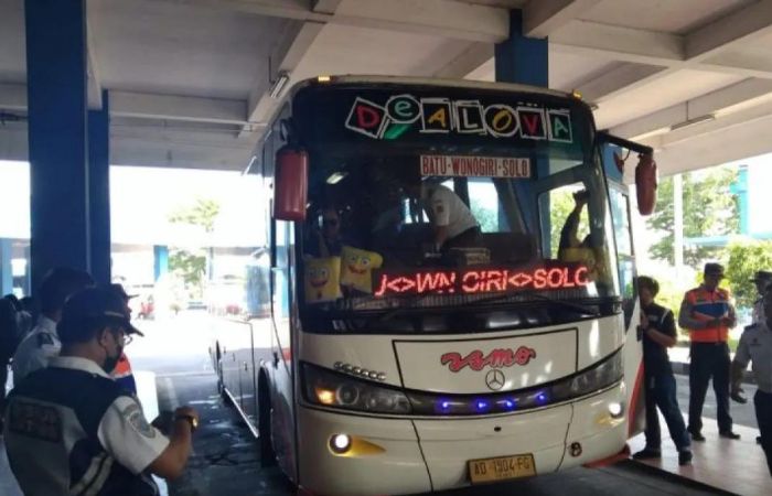 Pengecekan bus di Terminal Tirtonadi Solo, Jawa Tengah / sumber: Antara - Image