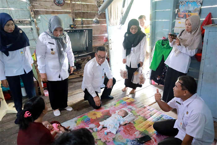 Penjabat Wali Kota Pangkalpinang berkunjung ke rumah Ibu Tanuyati di Kelurahan Kejaksaan dalam rangka memberikan Dana Insentif Daerah (DID) kepada keluarga yang beresiko stunting, Rabu (20/12/2023). - Image