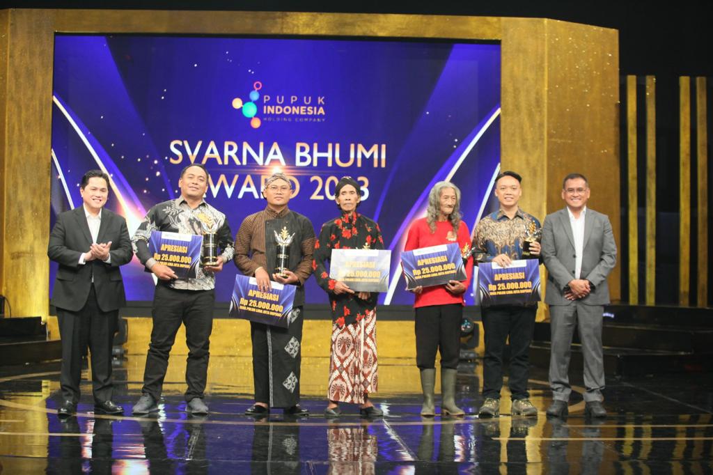 Arsip foto - Menteri BUMN Erick Thohir memberikan langsung penghargaan "Svarna Bhumi Award" hasil kolaborasi dari BUMN PT Pupuk Indonesia dan Benih Baik. - Image