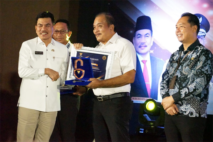 Sekda Provinsi Bangka Belitung, Naziarto menyerahkan penghargaan Anugerah KIP kategori pemerintah kabupaten/kota kepada Asisten Perekonomian dan Pembangunan Kota Pangkalpinang. - Image