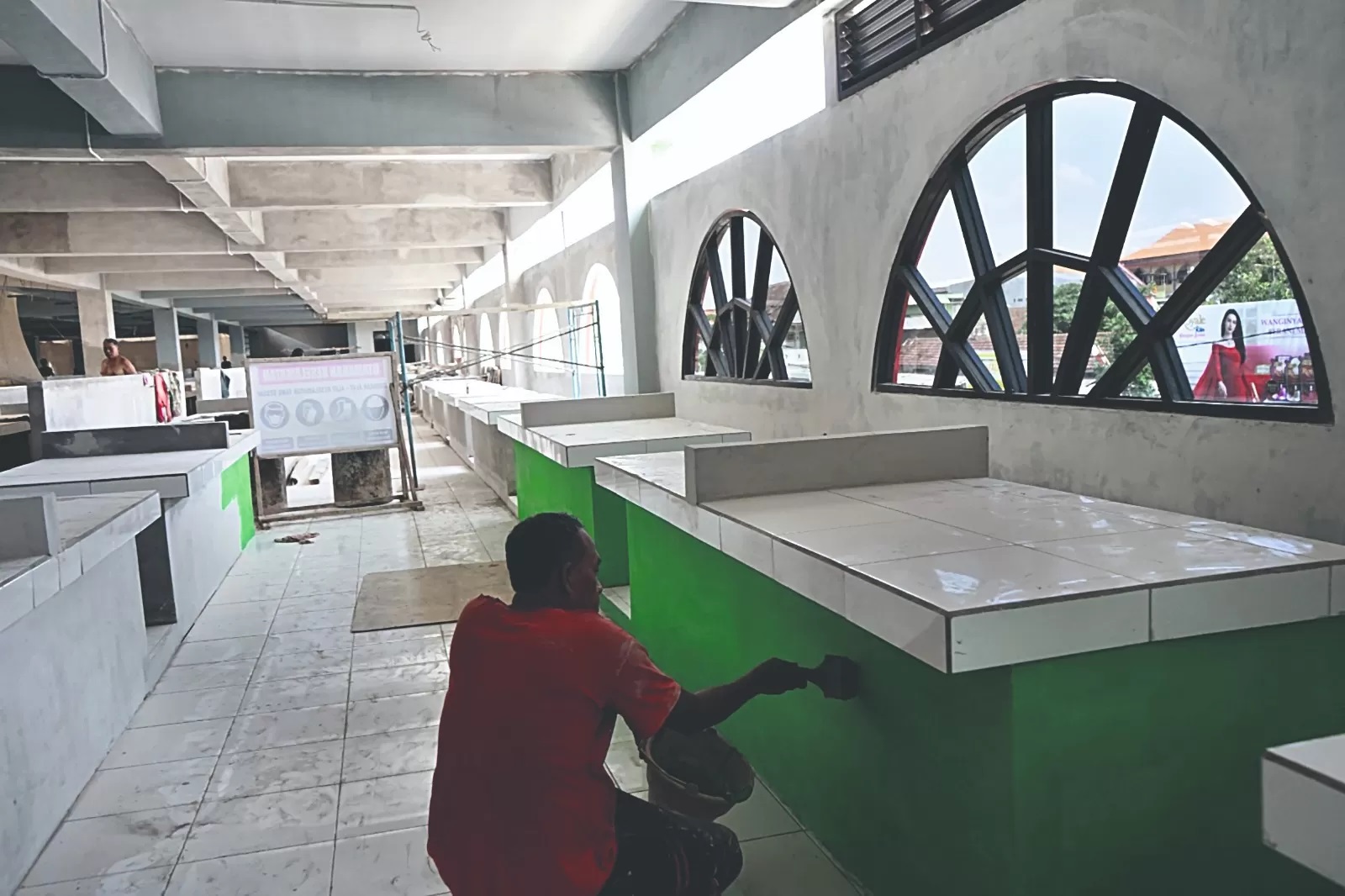 Seorang pekerja yang mengejakan proyek Pasar Kertosono (Ilmidza Amalia Nadzira/JPRK) - Image