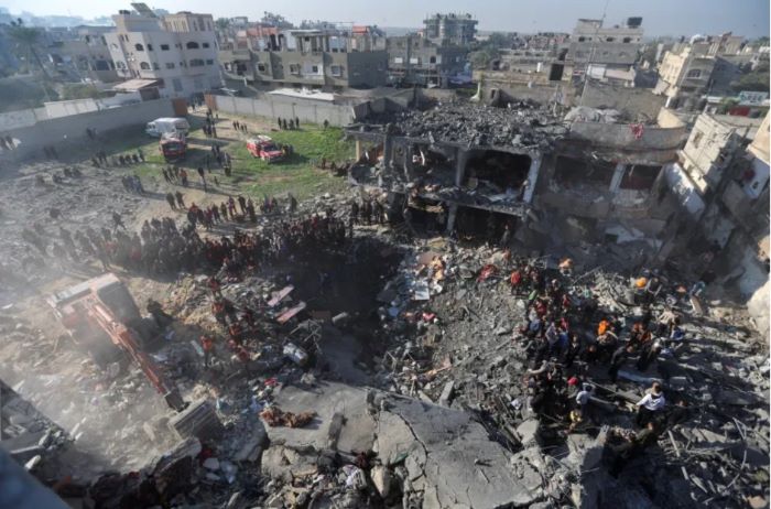 Serangan udara Israel ke permukiman di Gaza Selatan, dilaporkan 20 orang tewas. - Image
