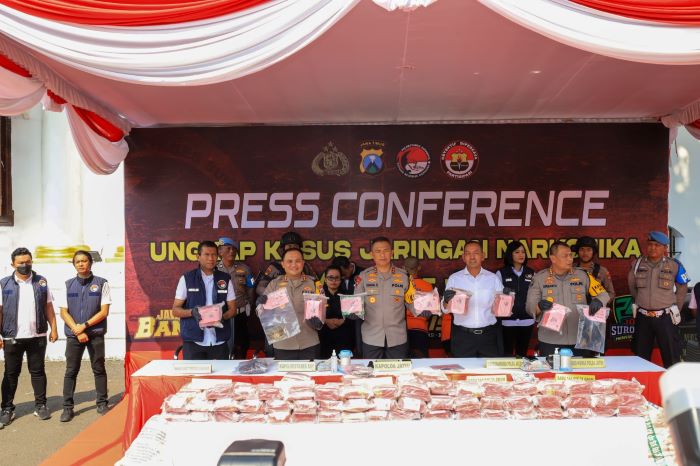 Tim gabungan Polda Jatim dan Polrestabes Surabaya bongkar peredaran narkoba jaringan Sumatra-Jawa dengan barang bukti sabu-sabu 144 kg. - Image