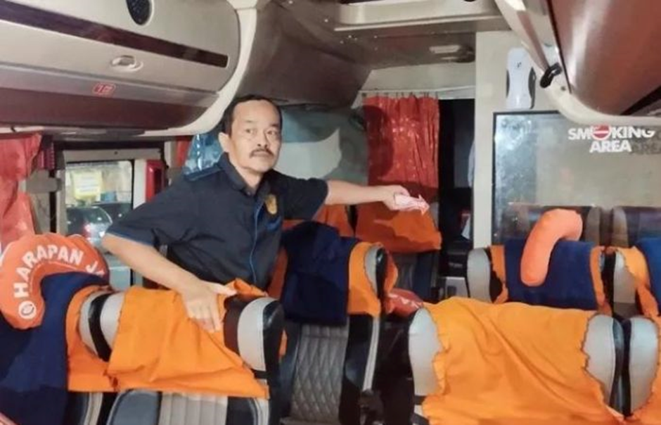 TKP seorang penumpang ditemukan meninggal dunia di Smoking Area atau ruang merokok bus Harapan Jaya. Sumber foto: (RADAR TULUNGAGUNG) - Image