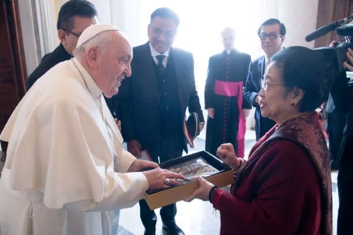Megawati Soekarnoputri memberikan bingkisan berupa kain batik kepada Pemimpin Gereja Katolik Paus Fransiskus usai menggelar audiensi di Istana Apostolik, Vatikan. - Image