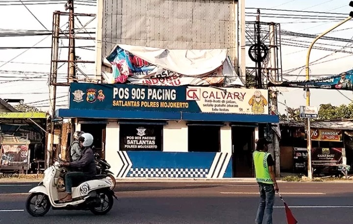 Baliho bergambar paslon peserta pilpres yang sempat terpasang di atas pos polisi simpang tiga Desa Pacing, Kecamatan Bangsal, sudah diturunkan./Radar Mojokerto - Image