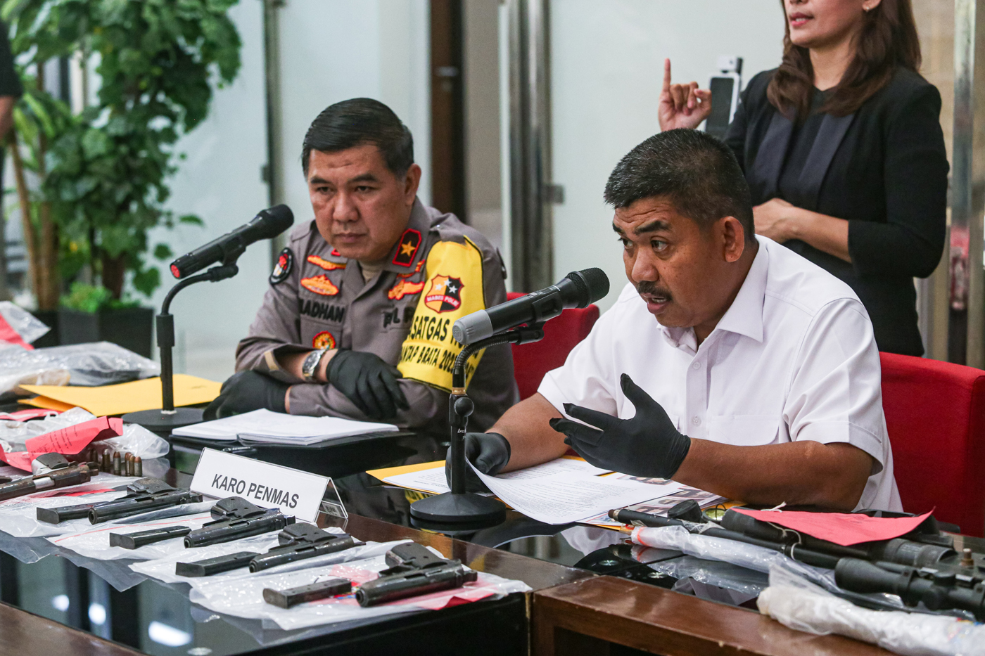 Kepala Biro Penerangan Masyarakat (Karo Penmas) Divisi Humas Polri Brigjen Ahmad Ramadhan (kiri) dan Juru Bicara Densus 88 Antiteror Polri Kombes Aswin Siregar (kanan) menunjukan barang bukti tindak pidana terorisme di Gedung Bareskrim, Mabes Polri, Jakar - Image