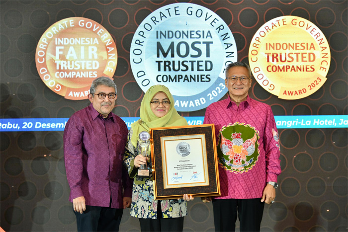 PT Pegadaian meraih penghargaan Indonesia Most Trusted Company yang diselenggarakan The Indonesian Institute for Corporate Governance (IIGC) dan majalah SWA di Hotel Shangri-La Jakarta, Rabu (20/12). - Image