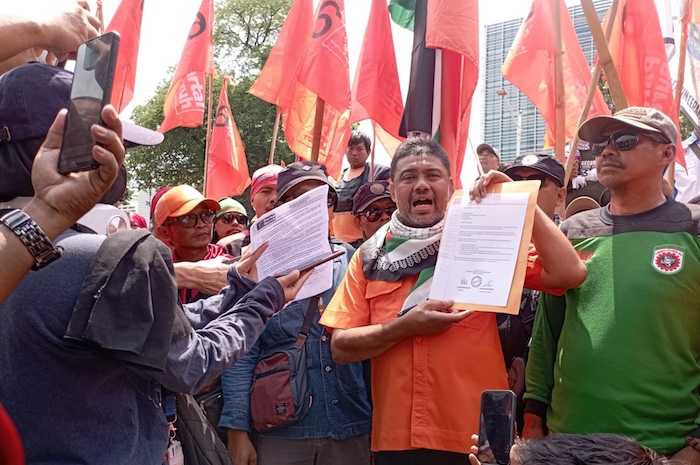 Presiden Buruh Ratusan buruh yang tergabung dalam Partai Buruh dan berbagai organisasi serikat buruh melakukan aksi unjuk rasa di Gedung Mahkamah Konstitusi (MK) dan Istana Negara, Kamis (21/12). - Image