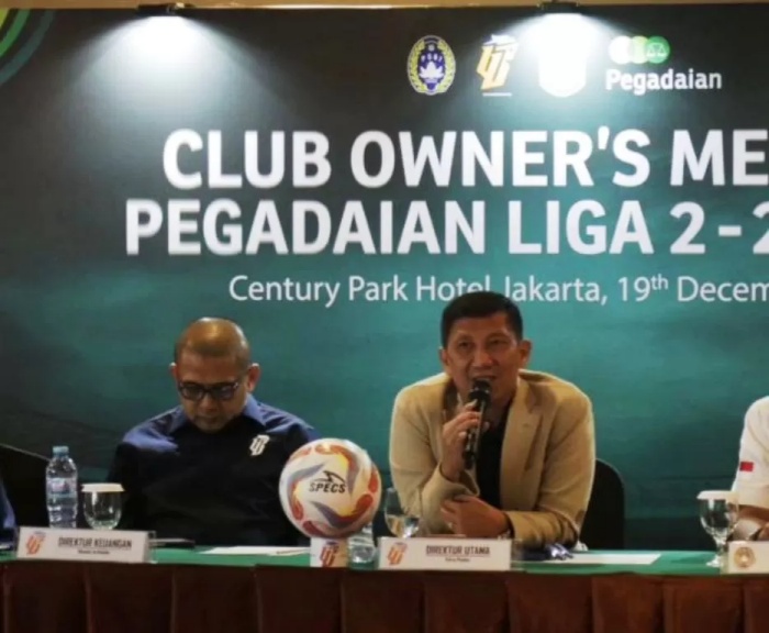 Direktur Utama PT LIB, Ferry Paulus (kanan) saat meeting bersama owner club Liga 2. (Radar Sidoarjo/IST) - Image