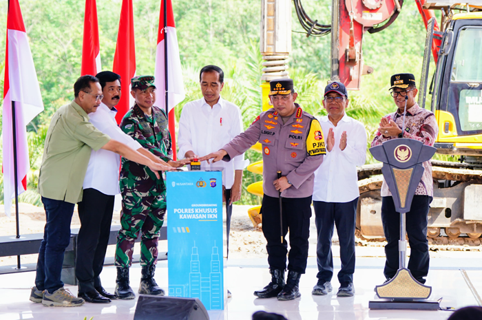 Presiden Joko Widodo (Jokowi) didampingi Kapolri Jenderal Listyo Sigit Prabowo (tiga dari kanan) saat groundbreaking Polres Khusus Kawasan Ibu Kota Nusantara. - Image