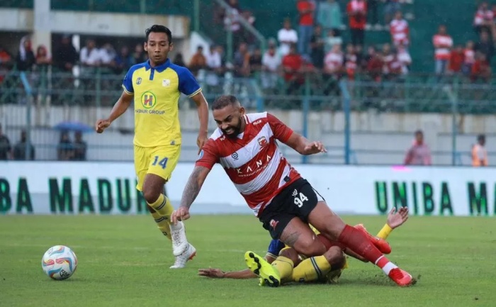 Pemain asing Madura United Dalberto Luan Belo dilanggar pemain Barito Putera saat bertanding di SGB, Minggu (8/12). (Madura United untuk JPRM) - Image