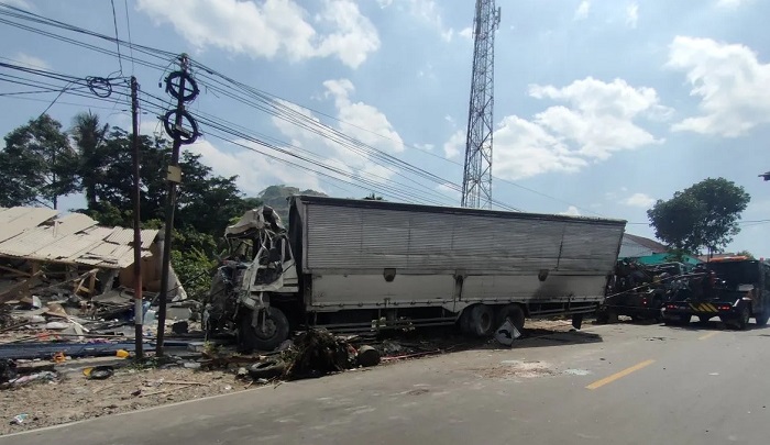 Truk bermuatan air mineral dalam kemasan diduga rem blong hantam pengendara sepeda motor dan rumah warga di Kecamatan Gekbrong, Kabupaten Cianjur, Jawa Barat, Kamis (21/12/2023). - Image