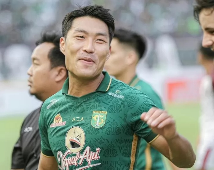 Song Ui-young menjadi bintang lapangan lewat tendangan kerasnya yang membobol gawang PSM, Jumat (18/8). (Persebaya) - Image