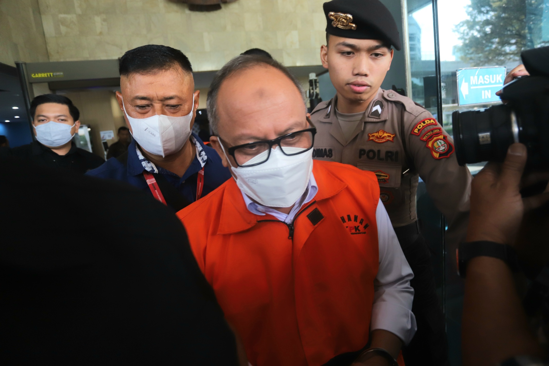 Tersangka kasus dugaan korupsi di Kementerian Pertanian Kasdi Subagyono berjalan menuju mobil tahanan usai menjadi saksi dalam sidang etik, di Kantor Dewan Pengawas (Dewas) KPK, Gedung ACLC KPK, Jakar - Image