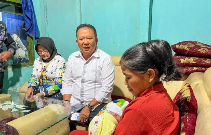 Bupati Jember Hendy Siswanto dan ibu yang melahirkan di tepi jalan Jember. - Image