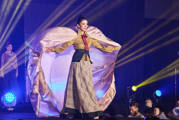 Tampil di Asia Fashion Runway 2023, koleksi busana HAIQA dengan desainer Tya Chandra memang didesain untuk memberikan kesan elegan bagi si pemakai. (IST) - Image
