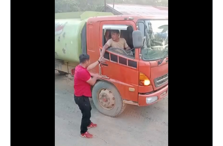 Sopir truk saat diminta turun oleh ajudan Bupati Kutai Barat. - Image
