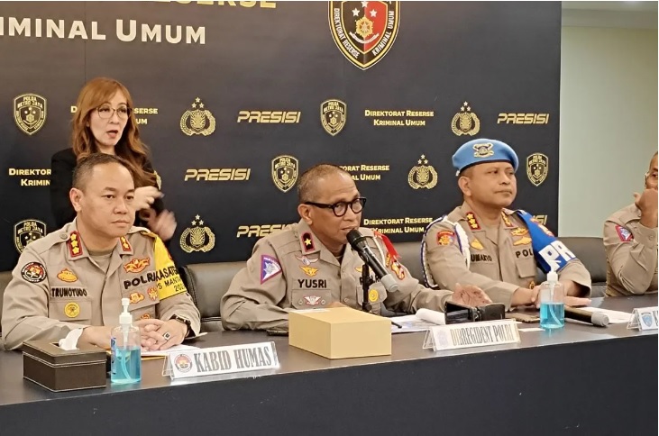 Direktur Registrasi dan Identifikasi (Dirregident) Korlantas Polri Brigjen Pol Yusri Yunus (tengah) menegaskan bahwa pelat nomor RF sudah tak berlaku lagi. - Image