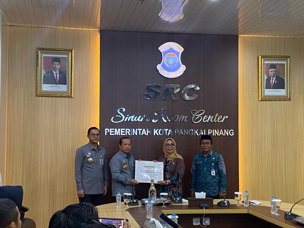 Penghargaan itu diterima langsung oleh Penjabat (Pj) Wali Kota Pangkalpinang Lusje Anneke Tabalujan dari Kemenkum HAM Bangka Belitung pada Jumat (22/12/2023). NG - Image