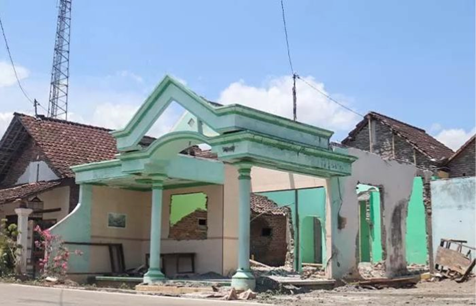 Warga terdampak Tol Kediri-Tulungagung di Desa Tiron, Banyakan menyelesaikan pengosongan bangunan. - Image