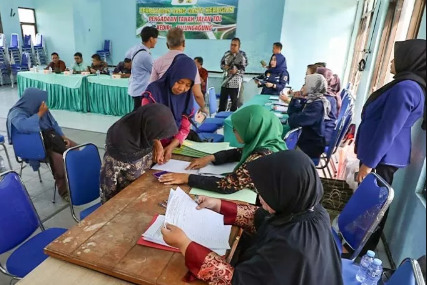 Prosesi serah terima ganti rugi warga yang terdampak pembangunan Tol Kediri-Tulungagung. (Radar Kediri/JPRK/Wahyu Adji) - Image