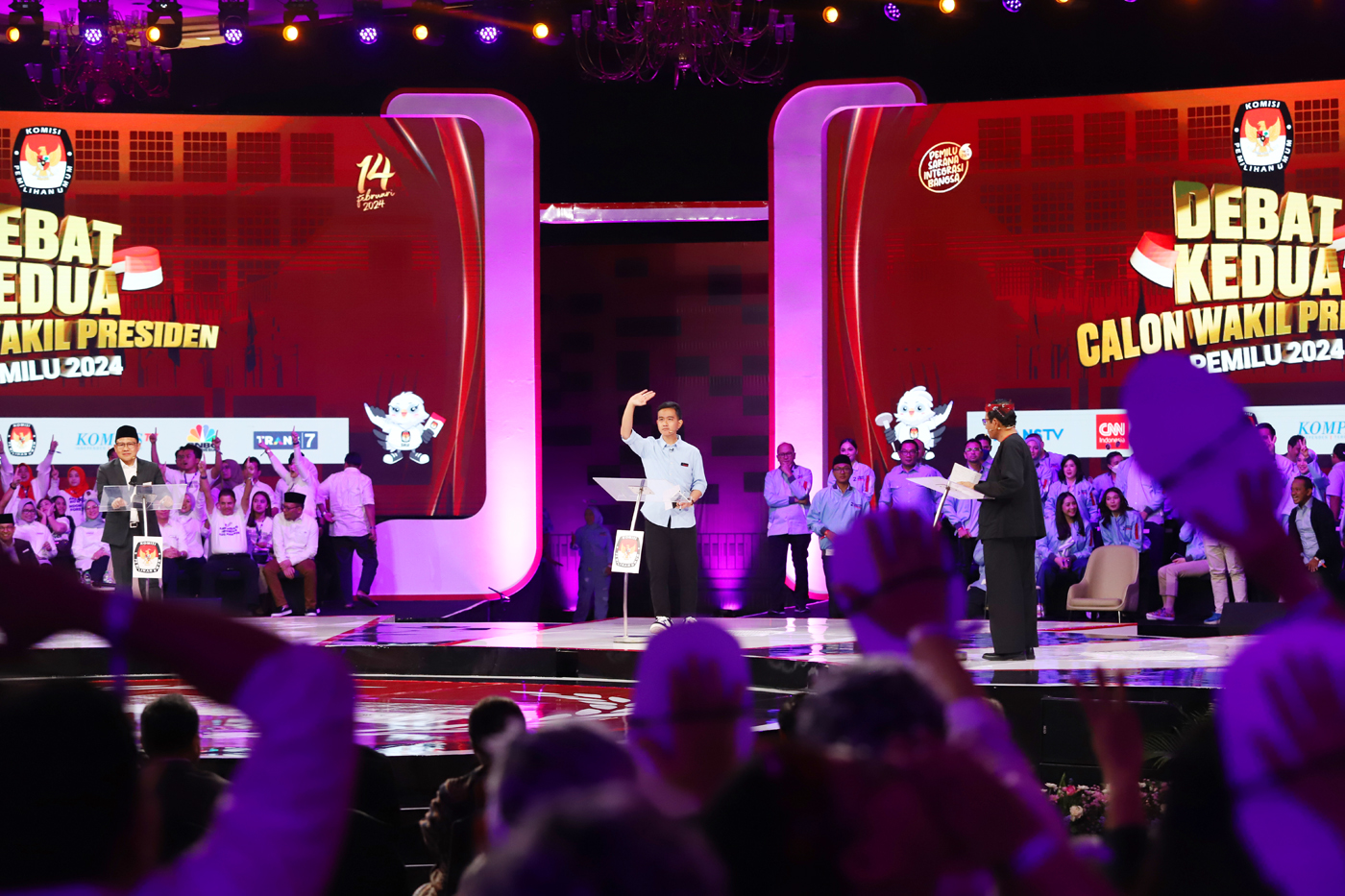 Cawapres nomor urut 1 Muhaimin Iskandar, cawapres nomor urut 2 Gibran Rakabuming Raka dan cawapres nomor urut 3 Mahfud MD saat mengikuti debat cawarpres di Jakarta Convention Center, Jakarta, Jumat (22/12/2023). - Image