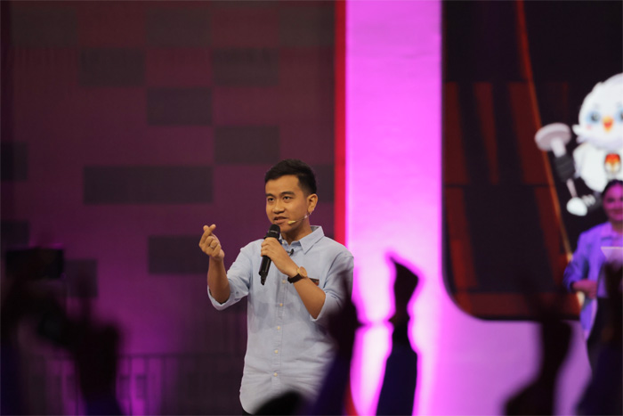 Cawapres Gibran Rakabuming Raka saat tamipil dalam debat cawapres yang diselenggarakan KPU di JCC, Senayan Jakarta, Jumat, (22/12). - Image