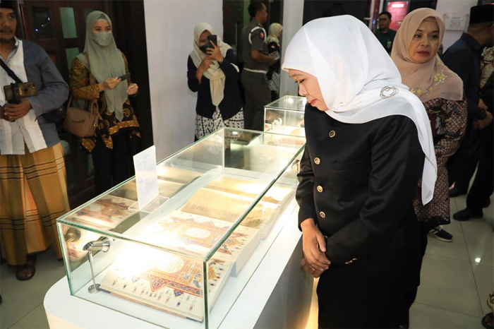 Gubernur Jawa Timur Khofifah Indar Parawansa secara resmi menutup Pameran dan Seminar Naskah Kuno Karya Ulama Indonesia, Jumat (22/12) malam. - Image