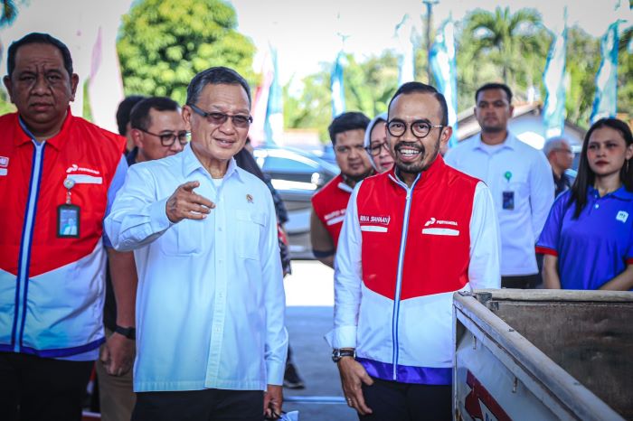 Menteri ESDM Arifin Tasrif dan rombongan tinjau Kilang Pertamina Refinery Unit IV Cilacap dan SPBU di Kabupaten Cilacap. - Image