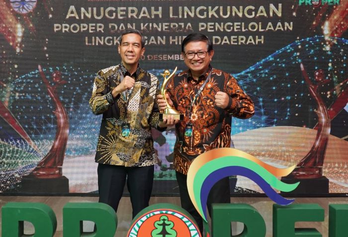 Wadirut Pupuk Indonesia Gusrizal bersama Dirut Petrokimia Gresik Dwi Satriyo Annurogo (kiri) usai menerima penghargaan Proper Emas di Jakarta. - Image