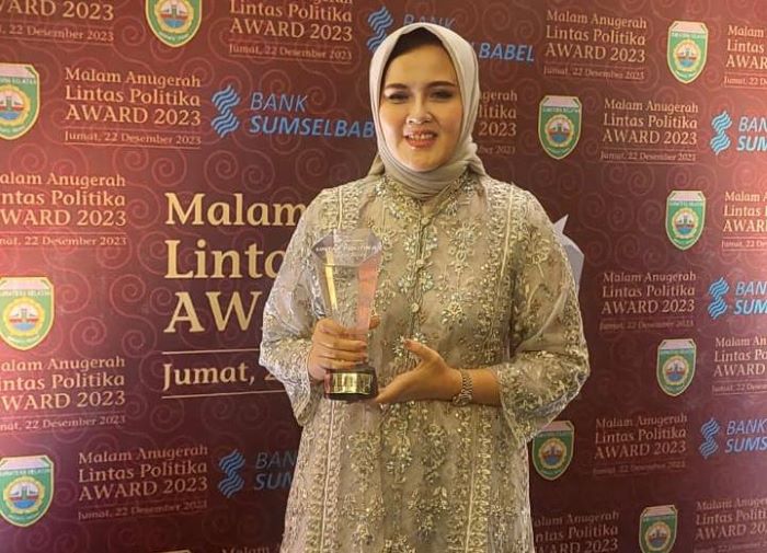 Sekjen PP Perbasi Nirmala Dewi mendapatkan penghargaan Lintas Politika Award 2023. - Image