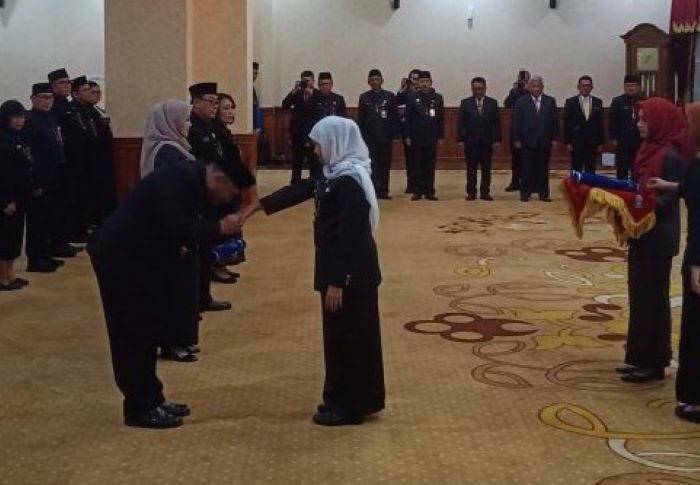 Gubernur Khofifah Indar Parawansa melantik dan mengambil sumpah jabatan empat pejabat Eselon II Pemprov Jatim di Gedung Negara Grahadi Surabaya. - Image