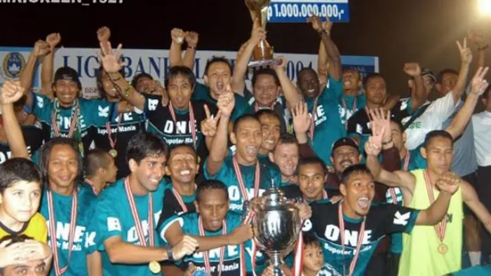 Para pemain dan staf pelatih Persebaya Surabaya merayakan keberhasilan menjuarai Liga Indonesia 2004. (Persebaya Surabaya) - Image