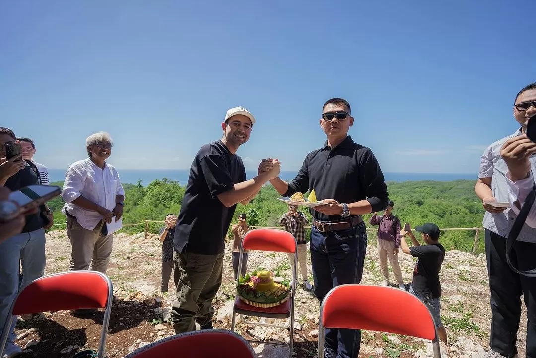 Bupati Gunungkidul, Sunaryanta, mendukung proyek destinasi wisata yang akan dibangun Raffi Ahmad Di Pantai Krakal, Gunungkidul, Yogyakarta. (Instagram @raffinagita1717) - Image