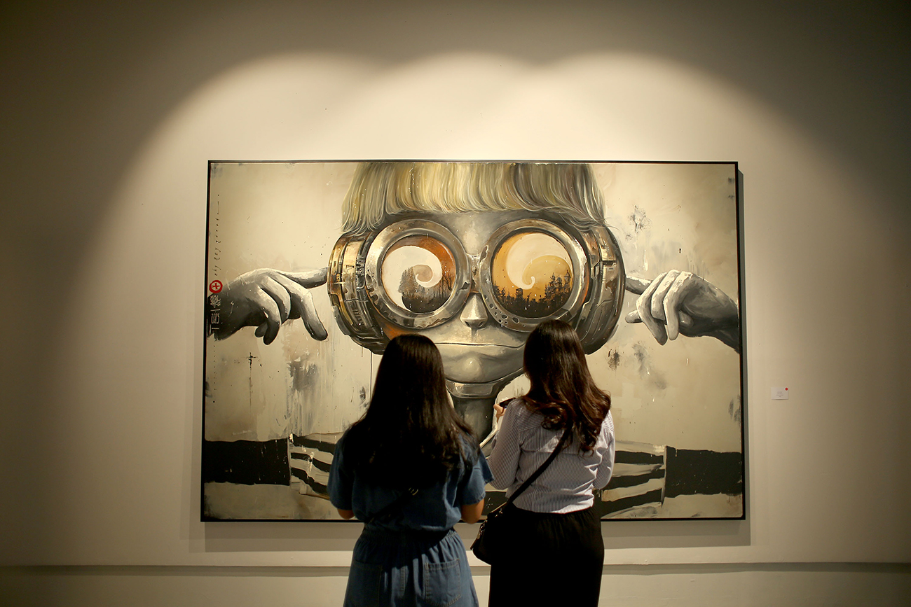 DIAPRESIASI: Pengunjung mengamati karya bertajuk Metal Shiel milik Oky Rey Montha dalam pameran Pilgrimage. - Image
