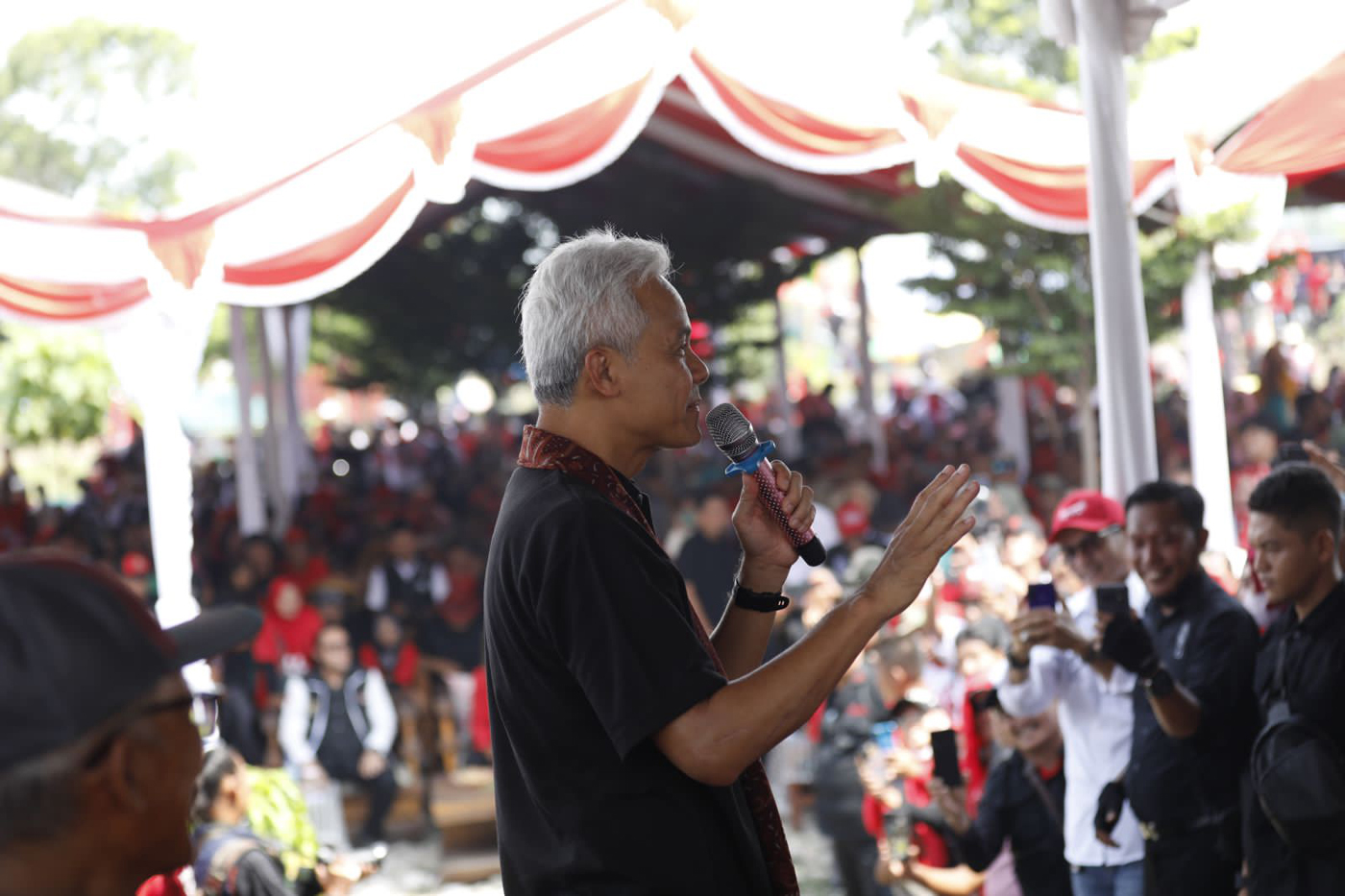 Calon Presiden nomor urut 3 Ganjar Pranowo menyapa masyarakat di di Desa Putridalem, Kecamatan Jatitujuh, Majalengka, Sabtu (23/12/2023). - Image