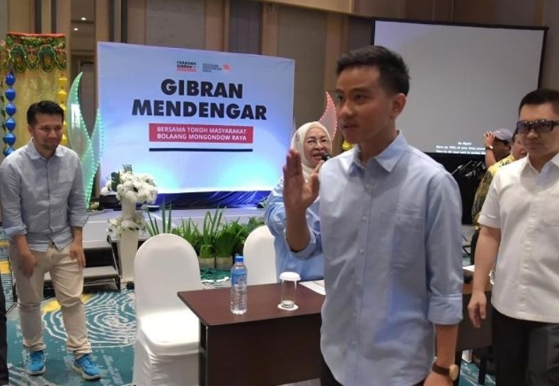 Calon wakil presiden nomor urut 2 Gibran Rakabuming Raka bertemu tokoh masyarakat dari Kabupaten Bolaang Mongondow di Manado, Sulawesi Utara, Minggu (24/12/2023) - Image