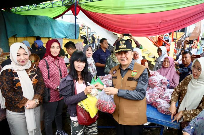 Pj Gubernur Sumsel Agus Fatoni bagikan cabai merah, bawang merah, dan bawang putih, gratis kepada masyarakat. - Image