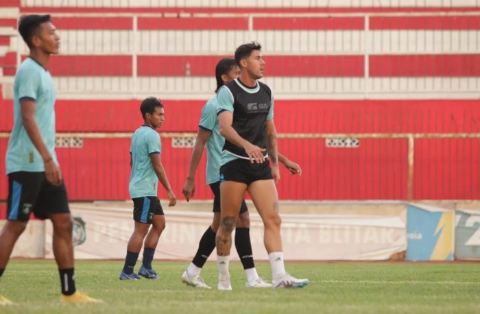 Para pemain Gresik United mendapatkan libur latihan selama tiga hari usai lolos ke babak 12 besar Liga 2. (Istimewa/Radar Gresik) - Image