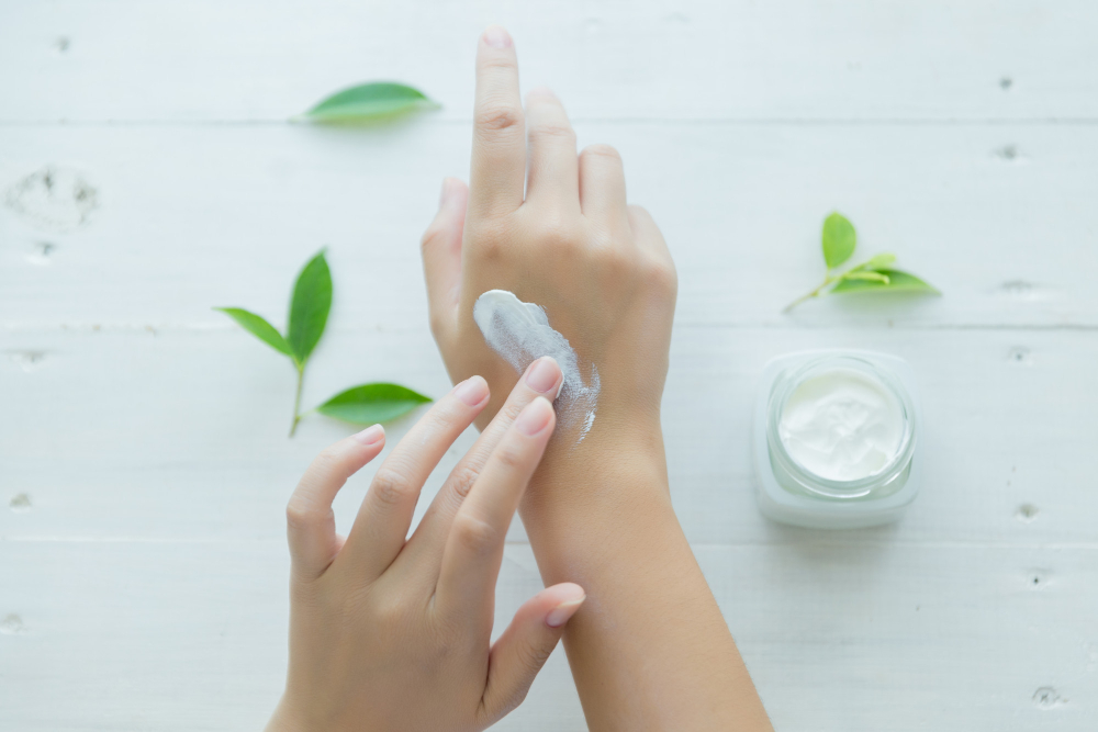 Ilustrasi body lotion yang bantu memutihkan kulit/sumber: (freepik/jcomp) - Image