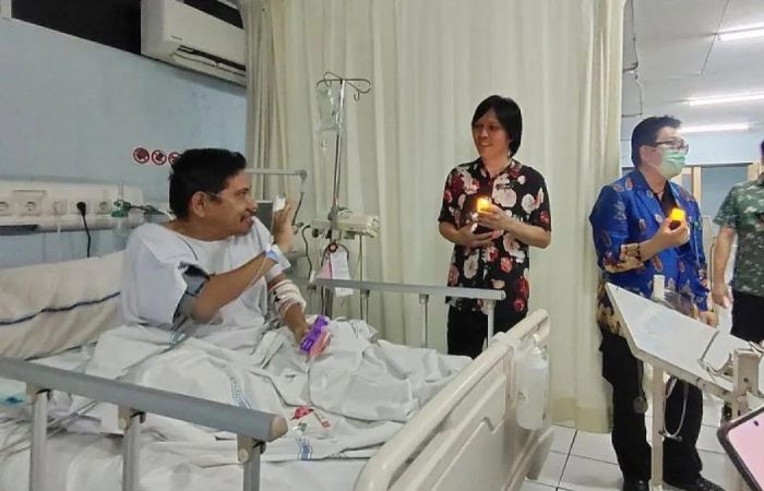 Once Mekel saat berkunjung ke Primaya Hospital PGI Cikini / sumber: Antara - Image