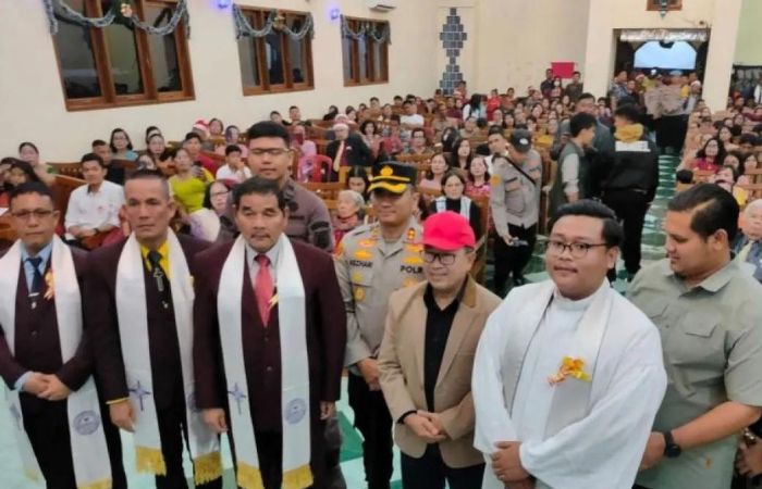 Suasana ibadah malam Natal di Gereja Kristen Pasundan Cianjur / sumber: Antara - Image