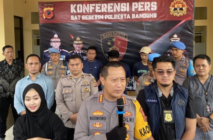 Kapolresta Bandung Kombespol Kusworo Wibowo saat merilis kasus penganiayaan terhadap seorang anggota Polri di Mapolresta Bandung, Kabupaten Bandung, Minggu (24/12). - Image