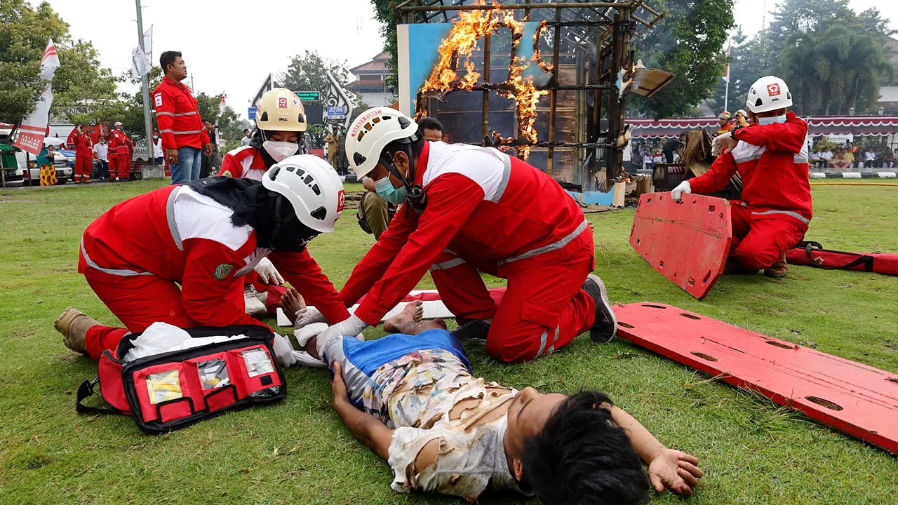 Peringatan Hari Relawan PMI yang dirangkai dengan simulasi penanganan darurat kebakaran kolaborasi PMI dengan PSC 119 dan Damkar Bantul di Lapangan Paseban, Bantul, 26 Desember 2022. (GUNTUR AGA TIRTA - Image