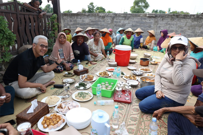 Calon presiden (capres) nomor urut 03, Ganjar Pranowo melanjutkan kebiasaannya menginap di rumah warga di Desa Kliwonan, Kecamatan Masaran, Sragen, Jawa Tengah sejak Minggu (24/12) malam. - Image