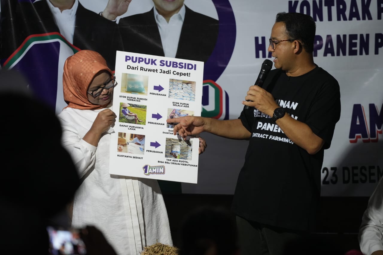 Calon presiden nomor urut 1 Anies Baswedan melanjutkan safari di Jawa Tengah dengan mengunjungi petani padi di Desa Salakbrajo, Pekalongan, Minggu (24/12/2023). 