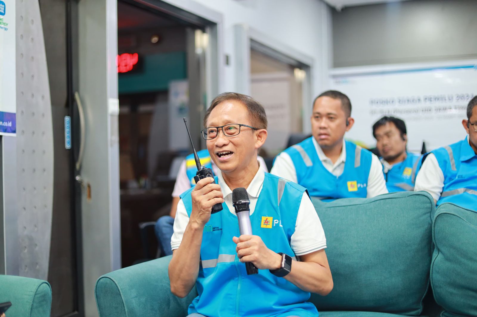 Direktur Distribusi (Dirdist) PT PLN (Persero) Adi Priyanto meninjau kesiapan kelistrikan termasuk di posko siaga PLN Unit Induk Distribusi (UID) Jawa Timur. - Image